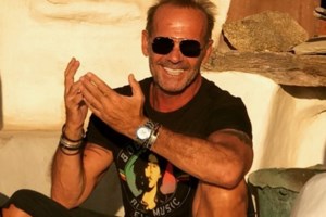Εξοργισμένος ο Πέτρος Κωστόπουλος κατά την επιστροφή του από το Ντουμπάι