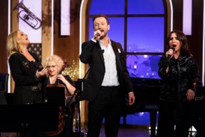 Ο Κώστας Καραφώτης σε μία σπάνια εμφάνιση με την κούκλα σύζυγό του - εικόνα 2