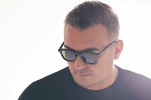 Η στιγμή που ο Αντώνης Ρέμος ζητά συγγνώμη από τους Αλβανούς: "Η Ελλάδα σας πλήγωσε" - εικόνα 2