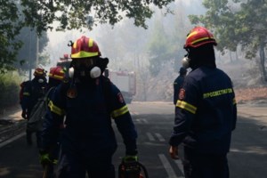 Αιμίλιος Χειλάκης: "Ο άνθρωπος έφερε το σκάφος του μες την πυρκαγιά για να μπορέσει να σώσει 140 ανθρώπους"