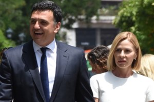 Νέες φωτογραφίες από τις διακοπές της Τζένης Μπαλατσινού με τον Βασίλη Κικίλια και τον γιο τους