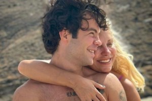 Η Ελένη Μενεγάκη ποζάρει με τον σκύλο της στην πρωινή τους βόλτα! - εικόνα 2