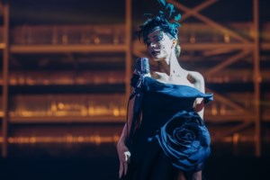 MadWalk 2020 | Η Ήβη Αδάμου σάρωσε on stage τραγουδώντας Τζένη Βάνου!