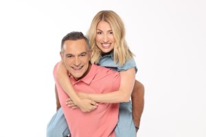 H Κατερίνα Καραβάτου υποδέχεται τον Κρατερό Κατσούλη στο "Καλοκαίρι Παρέα"