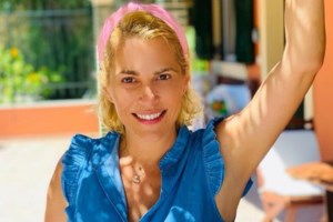 Η Τζένη Μπότση απαθανατίζει την 5χρονη κόρη της να κάνει surf στην Ικαρία