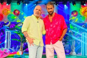 Βόλτα με σκάφος για τον Νίκο Μουτσινά & τη Ζέτα Μακρυπούλια λίγο πριν από τις πρεμιέρες τους