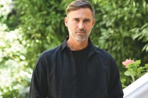 Ο Γιώργος Καπουτζίδης μας δείχνει τη μοναδική θέα από την βεράντα του στην Αίγινα