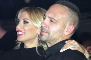 Η Κωνσταντίνα Σπυροπούλου σε καθημερινές στιγμές με τον γιο της στη Βουλιαγμένη