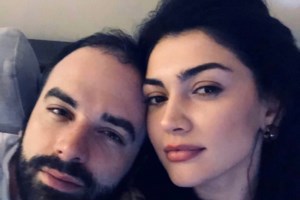 Hotter than ever! Η Κέισι ποζάρει topless και τρελαίνει τα social media