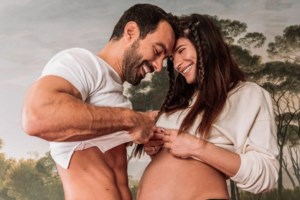 Η Χριστίνα Μπόμπα γέννησε & ο Σάκης Τανιμανίδης χορεύει μέσα στο μαιευτήριο