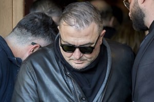 Βασίλης Καρράς | Η σπαρακτική στιγμή στην κηδεία και το τραγούδι για τη σύζυγό του