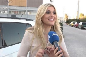 Η Άννα Ζηρδέλη αγκαλιά με τον σύντροφό της, Άθα Παπαδόπουλο στην Ικαρία - εικόνα 2