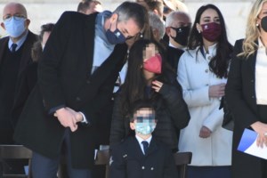 H Σία Κοσιώνη φωτογραφίζει τον Δήμο Μπακογιάννη ντυμένο τσολιά