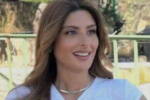 Η Ανθή Σαλαγκούδη ποζάρει με το μπικίνι της στην αγκαλιά του γοητευτικού συντρόφου της στην Κέα - εικόνα 2