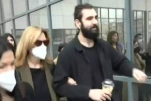 Δίκη Πέτρου Φιλιππίδη | "Έσπασε" η Πηνελόπη Αναστασοπούλου στην είσοδο του ηθοποιού στην αίθουσα