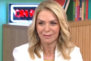 Οικογενειακή έξοδος στο θέατρο για την Έλλη Στάη - Με τον σύντροφό της και τον γιο της - εικόνα 3