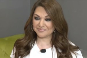 Ο Διονύσης Σχοινάς φωτογραφίζει την Καίτη Γαρμπή στην πισίνα δίχως ίχνος μακιγιάζ - εικόνα 3