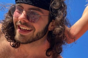 Η Ελένη Μενεγάκη ποζάρει και μάς δείχνει τι την συντροφεύει το καλοκαίρι