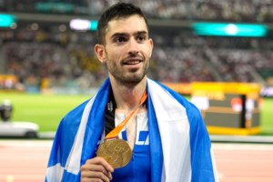 Το νέο στιγμιότυπο του Μίλτου Τεντόγλου με την κούκλα μελαχρινή σύντροφό του