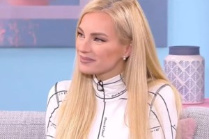 Τζούλια Νόβα: "Μου είπαν πως για να βγω μαζί τους πρέπει να βάλω σακούλα στο κεφάλι"