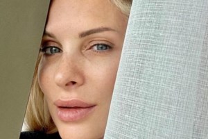 Η Ελένη Μενεγάκη ποζάρει πιο ανέμελη από ποτέ έξω από το Mega