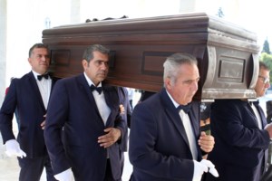 Το τελευταίο αντίο στον Μίμη Πλέσσα | Συντετριμμένες η Λουκίλα Καρρέρ και η κόρη του στο Α’ Νεκροταφείο - εικόνα 2