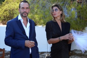 Πάνος Μουζουράκης & Τζίνα Βαρελά | Αγκαλιές και καυτά φιλιά μέσα στο νερό