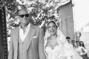 O λόγος που η Ελπίδα Ιακωβίδου και ο Τζώνη Καλημέρης στέφθηκαν με κορώνες στην γαμήλια τελετή - εικόνα 2