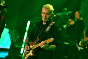 Σπίτι με το MEGA: Δείτε τον Στέλιο Ρόκκο να ερμηνεύει το "Έμεινα Εδώ"