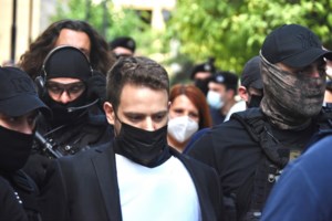 Γλυκά Νερά: Η φωτογραφία ντοκουμέντο με τον Μπάμπη μέσα στο σπίτι λίγο πριν τη δολοφονία που σόκαρε την Ελλάδα