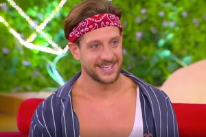 Ο Ηλίας Μπόγδανος αποκαλύπτει την άγνωστη στήριξη που είχε από τον Σάκη Τανιμανίδη