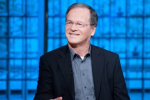 Είναι ο Αντώνης Ρέμος και μετά υπάρχουν τα "Ρεμάκια", μικρότεροί του σε ηλικία που τον μιμούνται
