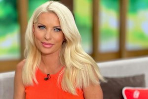 Η Ελένη Μενεγάκη ανεβάζει φωτογραφίες με μαγιό και στέλνει μηνύματα προς πάσα κατεύθυνση