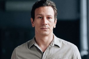 Ο Μιχάλης Σαράντης σε σπάνιο στιγμιότυπο με την κόρη του στην πισίνα - εικόνα 2