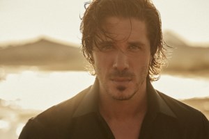 Νίκος Οικονομόπουλος | Το video clip του νέου του single "Από Έρωτα" είναι εδώ!