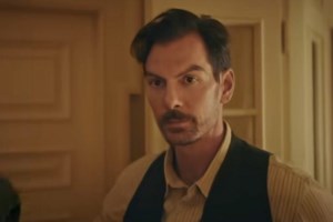 Ο Γιάννης Κουκουράκης φωτογραφίζεται μόνο με την πετσέτα του και γίνεται το απόλυτο eye candy