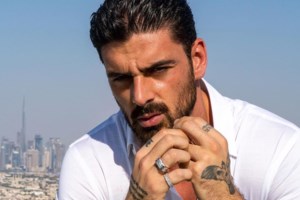 Ο Michele Morrone κάνει διακοπές στη Μύκονο και αναστατώνει τον γυναικείο πληθυσμό - εικόνα 2