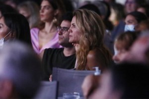 Goodbye Summer! Η Μαίρη Συνατσάκη καλωσορίζει τον χειμώνα με μία topless φωτογραφία