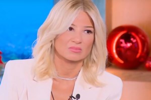 Ο Γιώργος Λάγιος "πάγωσε" τη Φαίη Σκορδά με το κοπλιμέντο που της έκανε - εικόνα 2