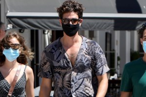 Δανάη Μιχαλάκη & Γιώργος Παπαγεωργίου | Βόλτες στην Σύρο λίγο μετά τον γάμο τους μαζί με την Φιλαρέτη Κομνηνού