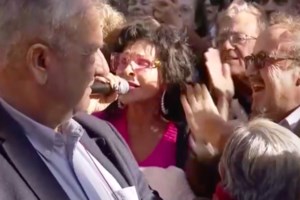 To επικό σαρδάμ του Στέφανου Κασσελάκη την ώρα της ανακοίνωσης του νέου κόμματος: "Τι είπα ο ηλίθιος"