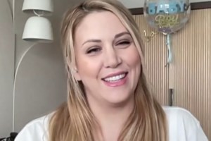 Πρώτη βόλτα στη θάλασσα για τη Φωτεινή Πετρογιάννη και τον γιο της