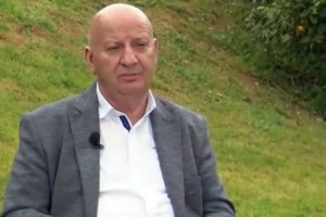 Η ατάκα του Πέτρου Κουσουλού στον Θανάση Κατερινόπουλο: "Δεν ξέρω ποιος επιμελείται το ντύσιμό σου..."