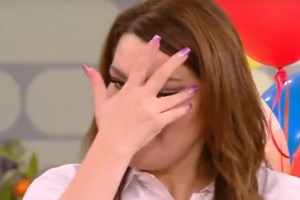 Η Κατερίνα Ζαρίφη ποζάρει με το μαγιό της