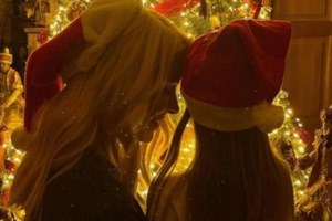 Η Ελένη Μενεγάκη ποζάρει στην αγκαλιά του Μάκη Παντζόπουλου και εύχεται "Καλά Χριστούγεννα"