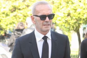 Η αντίδραση της Έλενας Μακρή όταν είδε τον Πέτρο Κωστόπουλο στην κηδεία του Αντώνη Λυμπέρη - εικόνα 3