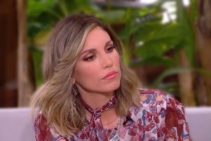 Η Αθηνά Οικονομάκου έκανε την αναμνηστική δόση του εμβολίου - Δείτε το στιγμιότυπο