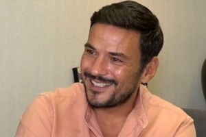 Ο Κώστας Τσουρός συστήνει τους γονείς του και συγκινεί