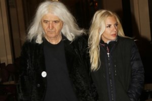 "Η Νίκη Λυμπεράκη δεν σεβάστηκε τον Νίκο Καρβέλα, τον διέκοπτε συνέχεια! Αυτό είναι το χιούμορ του!"