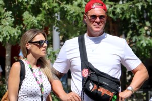 Στιγμιότυπα από τον γάμο του Χρήστου Χολίδη με την Κατερίνα Γκιουζέλη - Η εντυπωσιακή νύφη και ο πρώτος χορός του ζευγαριού